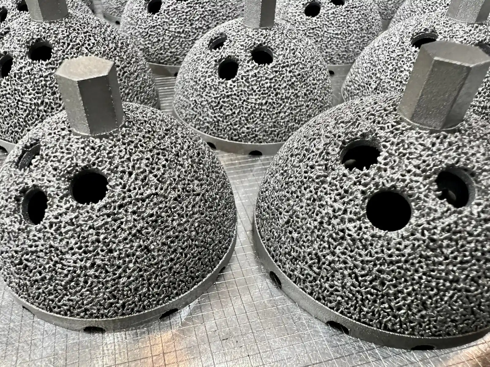 Batch of printed implant caps with a porous osseointegration surface