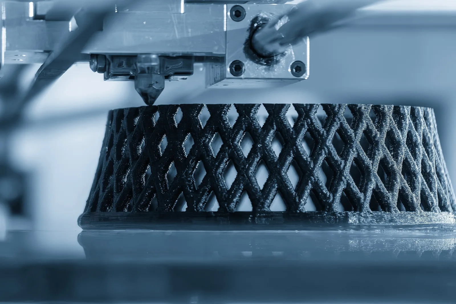 Additive manufacturing print head building a lattice-walled metal cone layer by layer