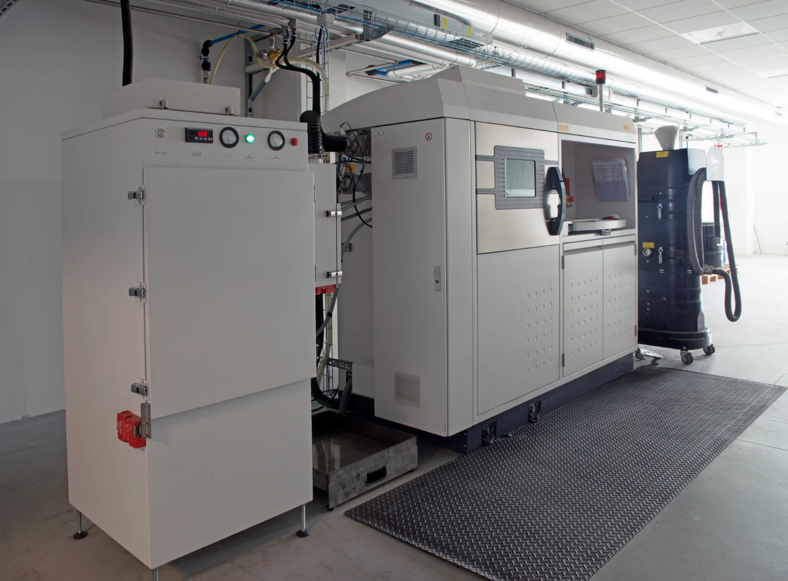 Large-format metal printer with its powder handling and sieving station